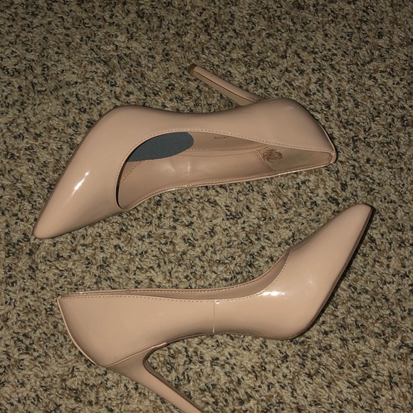 Shell colored high heels🤗 - Picture 2 of 4